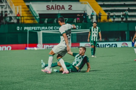 Chapecoense e Coritiba empatam em 3×3 hoje no Brasileirão Chapecoense e Coritiba empatam em 3x3 hoje no Brasileirão