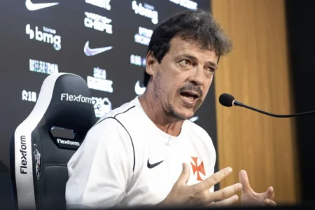 Fernando Diniz rebate críticas após 21ª derrota: Números não definem o Vasco Fernando Diniz rebate críticas após 21ª derrota: Números não definem o Vasco