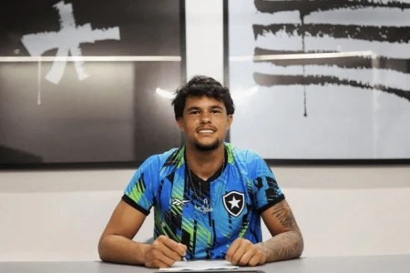 Bruninho, filho do goleiro Bruno, assina contrato profissional com Botafogo hoje Bruninho, filho do goleiro Bruno, assina contrato profissional com Botafogo hoje