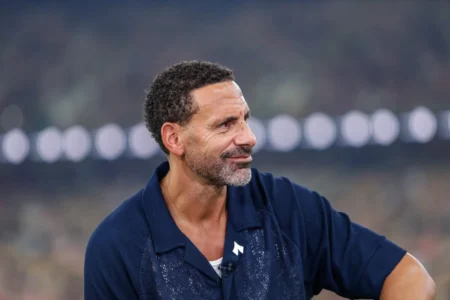 Rio Ferdinand usa cadeira de rodas após lesões no Manchester United Rio Ferdinand usa cadeira de rodas após lesões no Manchester United
