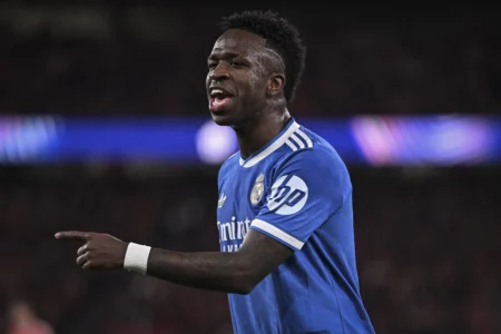 Vini Jr brilha no Real Madrid e responde racismo com gol na Champions hoje
