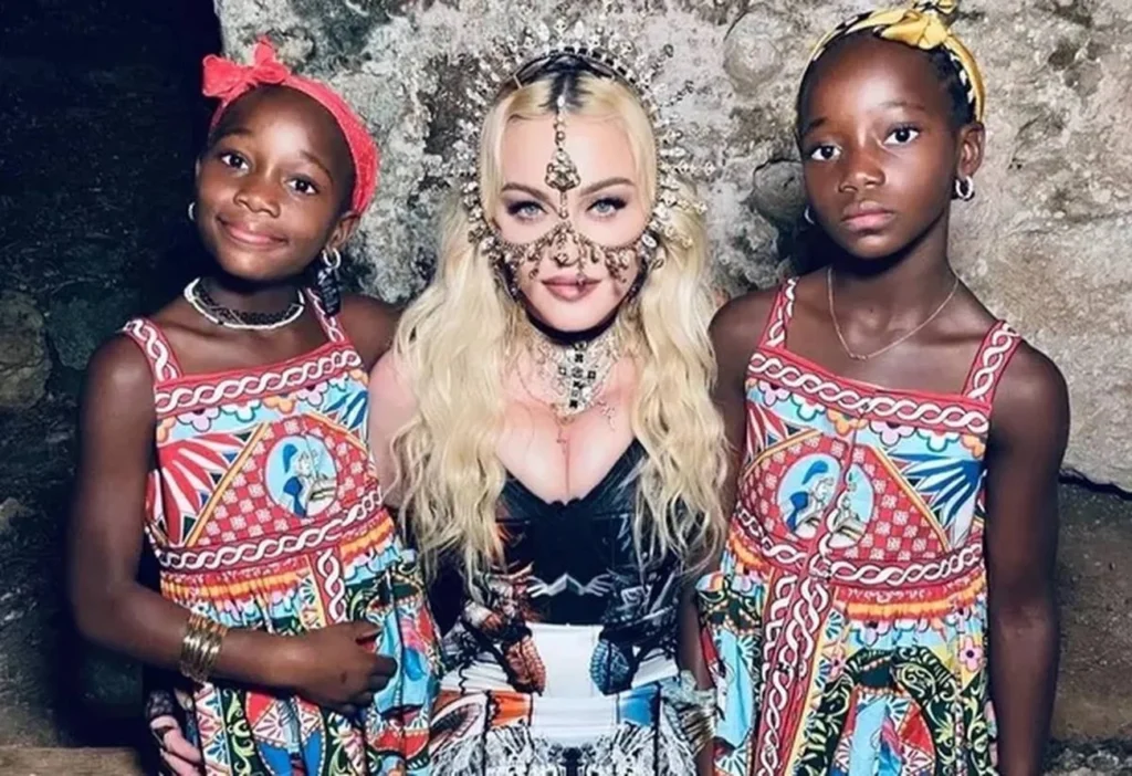 Madonna invade o futebol: cantora pop presente em jogos das filhas no Tottenham Madonna invade o futebol: cantora pop presente em jogos das filhas no Tottenham