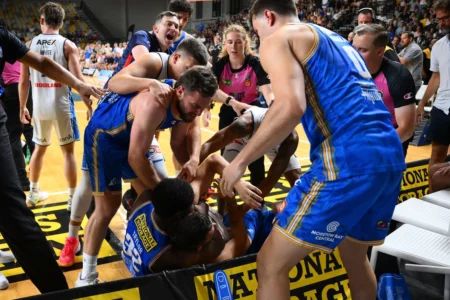 Tumulto na NBL Adelaide 36ers e Brisbane Bullets se envolvem em briga com 7 expulsões Tumulto na NBL Adelaide 36ers e Brisbane Bullets se envolvem em briga com 7 expulsões