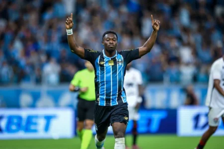 Grêmio conquista 3º triunfo no Brasileirão, derrota Vitória e sobe para 7º lugar