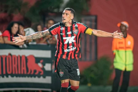 Baralhas abre placar e faz o Vitória subir para a zona de conquista na 10ª posição no Brasileirão