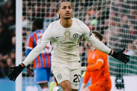 Barcelona busca reforço: João Pedro, o brasileiro que brilha no Chelsea, pode substituir Álvarez em janeiro
