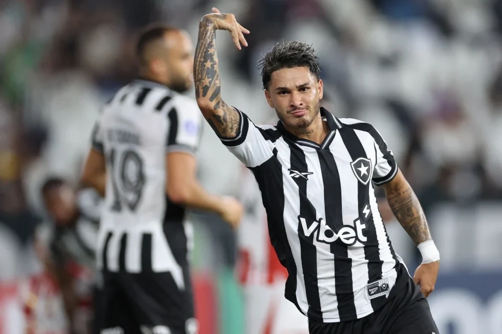 Botafogo explode com três gols e assume liderança Botafogo explode com três gols e assume liderança
