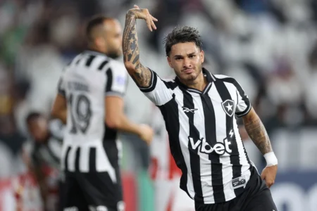 Botafogo explode com três gols e assume liderança