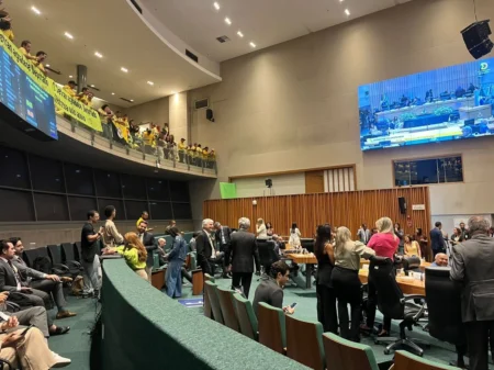 Sessão na CLDF é suspensa por falta de PL do Detran-DF, gerando cenas inusitadas hoje Sessão na CLDF é suspensa por falta de PL do Detran-DF, gerando cenas inusitadas hoje