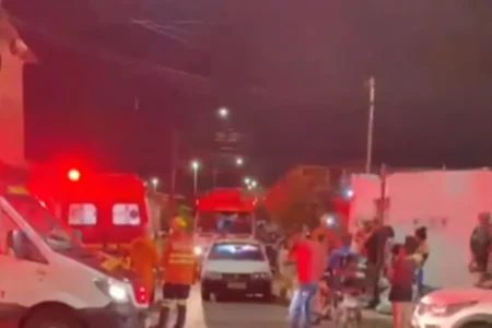 Mulher de 22 anos sofre surto e esfoga três adultos e duas crianças em Santa Maria, DF Mulher de 22 anos sofre surto e esfoga três adultos e duas crianças em Santa Maria, DF