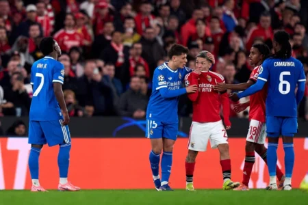 Benfica jogador é suspenso por 6 jogos após racismo homofóbico contra Vini Jr