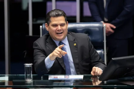 Alcolumbre agora prioriza PEC do fim da escala 6×1, aliados dizem