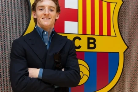 Barcelona anuncia Anthony Gordon agora por 5 temporadas