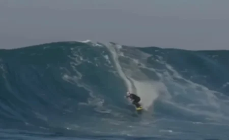 Michaela Fregonese quebra recorde surfando onda de 12,25 metros hoje