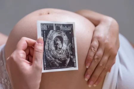Cientistas lançam UPatch, adesivo que monitora bebê no útero em tempo real agora