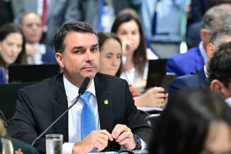 PF recebe representação contra Flávio Bolsonaro sobre R$ 61 milhões em suspeitas de caixa dois