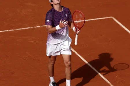 João Fonseca derrota Djokovic em partida épica de 4h53min e vai às oitavas de Roland Garros hoje