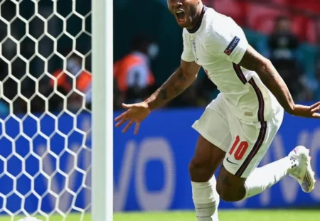 Sterling preso agora após acidente de trânsito