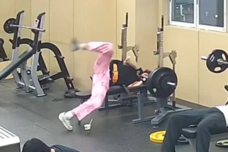 Homem quase esmagado por barra de 145 kg na academia, veja o drama registrado em Guangdong, China Homem quase esmagado por barra de 145 kg na academia, veja o drama registrado em Guangdong, China
