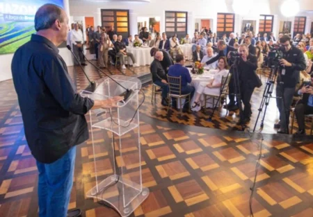Lula janta com empresários e prefeitos no Amazonas, sem celular