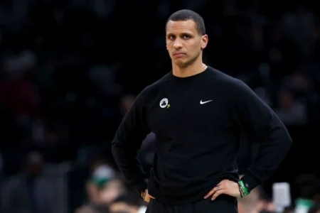 Joe Mazzulla, técnico do Boston Celtics, é eleito técnico do ano da NBA aos 37 anos
