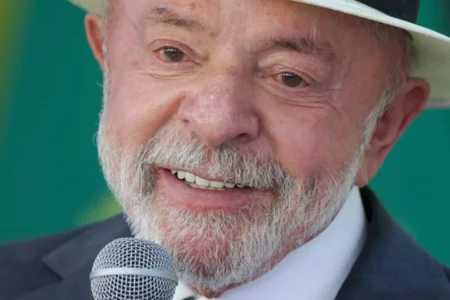 Lula celebra aprovacao de regra que reduz jornada de trabalho a 40 horas semanais