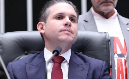 Motta celebra aprovação da PEC que acaba com escala 6×1 hoje