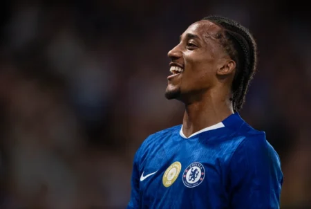 João Pedro iguala marca de gols, estilo e liberdade ao lado de Lewandowski e Kane