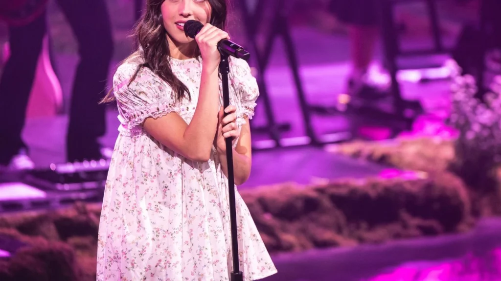 Olivia Rodrigo hoje fala sobre vestidos babydoll e critica normalização da pedofilia