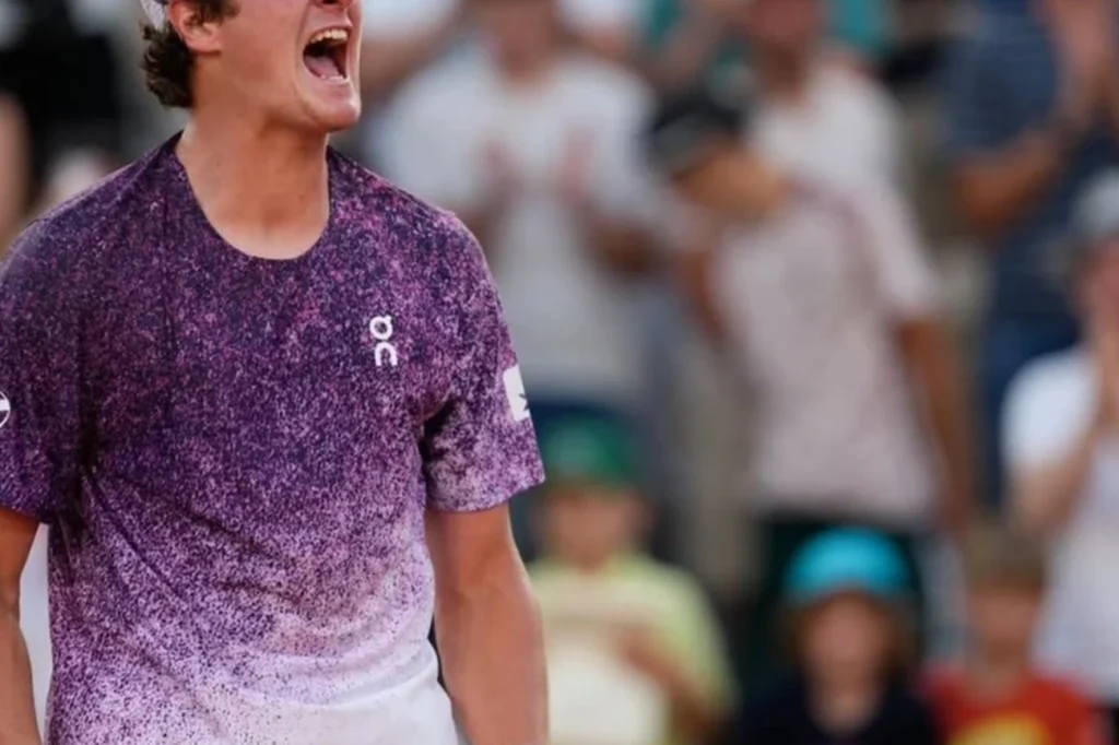 João Fonseca Vira Jogo Épico Contra Prizmic e Enfrenta Djokovic Hoje em Roland Garros