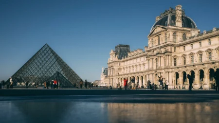 Roubo milionário no Louvre agora vira filme e série documental Roubo milionário no Louvre agora vira filme e série documental