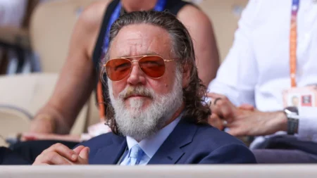 Russell Crowe reage com fúria a críticas após vídeo viral de sessão de autógrafos em Paris hoje