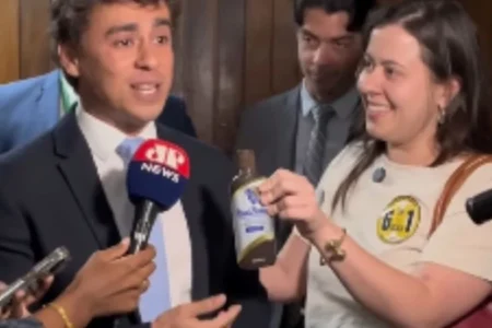 Sâmia entrega óleo de peroba a Nikolas Ferreira após votação hoje na Câmara