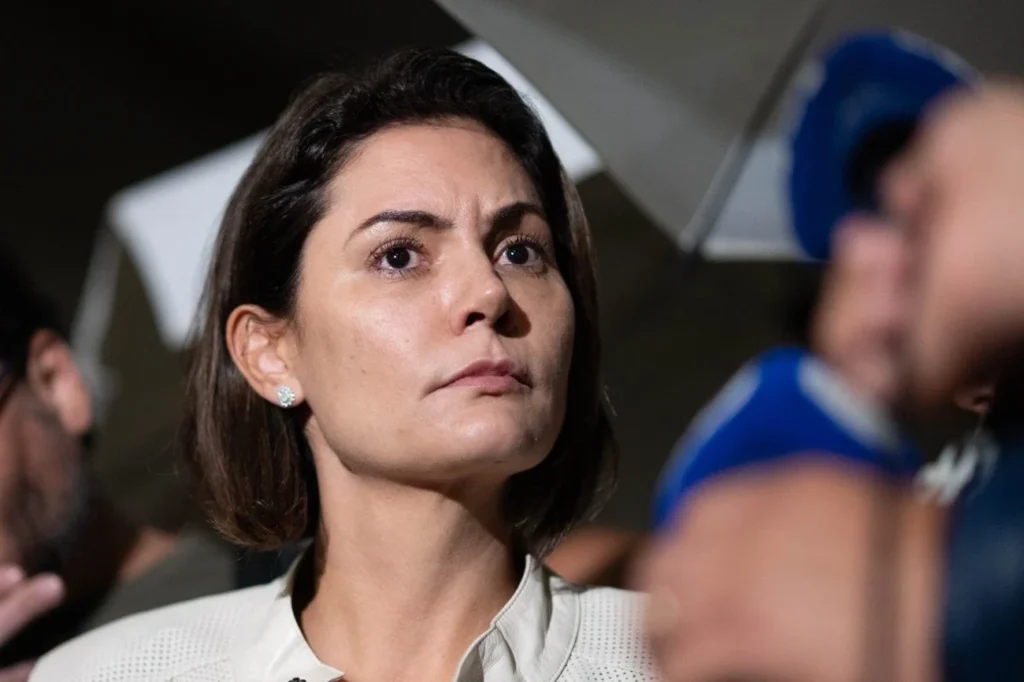 Michelle Bolsonaro confirma sucesso cirúrgico do marido Jair e explica recuperação em Brasília